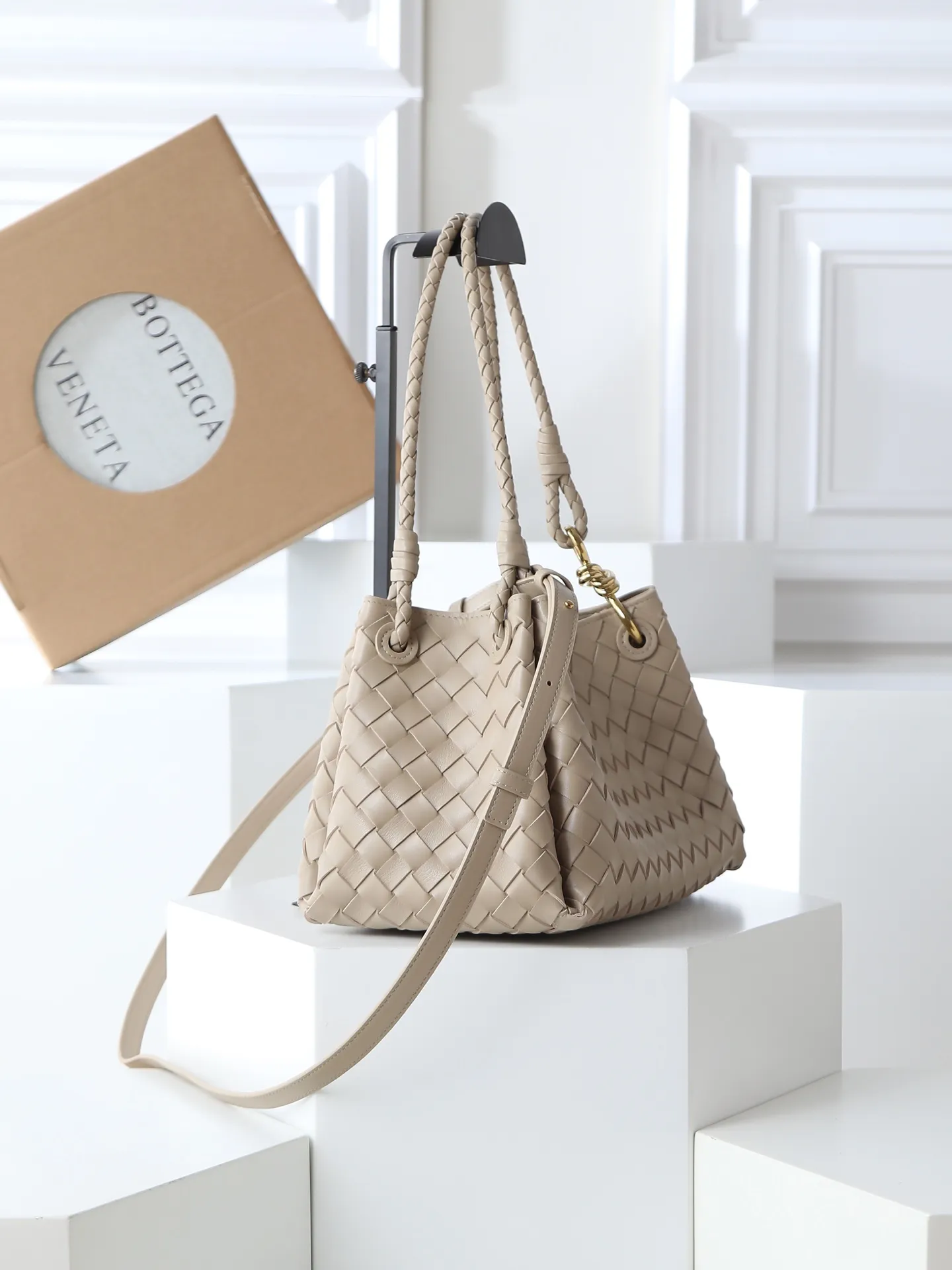 1300. BV's new intrecciato woven leather shoulder bag 🪂 835921 comes with a detachable diagonal shoulder strap and comes with a mini bag inside. The appearance retains the unique design of BV woven leather. The parachute bag is a bag that makes people fall in love before seeing the real thing. The small golden knot embellishment is full of simple and high-end sense to meet your needs in different occasions. Size: 29.5X18.5X17.5cm
